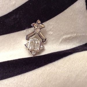 PENDANT W/ SIMULATED PRINCESS CUT & ROUND DIAMONDS AND A FLEUR DE LIS SHAPE